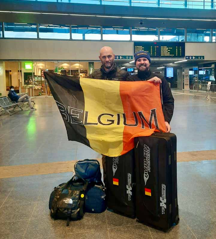 Ruben en Paul in de luchthaven met de Belgische vlag